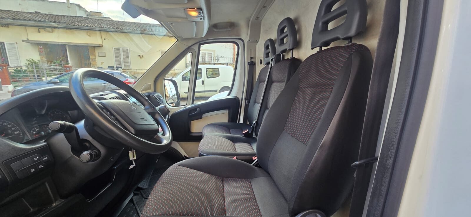 PEUGEOT Boxer 330 L1H1 BlueHDi 